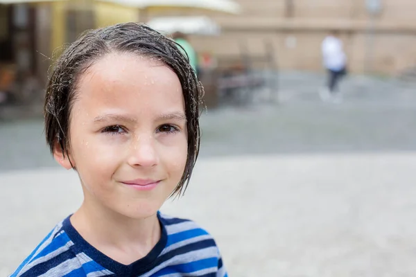 Bambino Carino Ragazzo Visita Praga Dopo Quarantena Covid Cosparso Gocce — Foto Stock