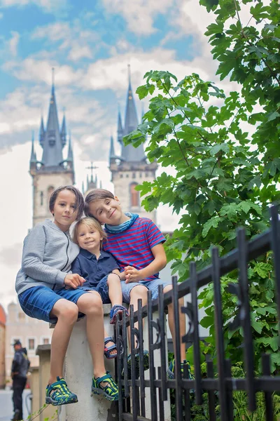 Criança Bonita Menino Visitando Praga Após Quarentena Covid Ruas Vazias — Fotografia de Stock