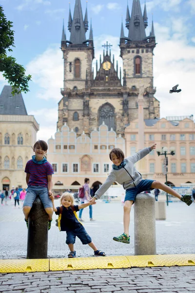 Criança Bonita Menino Visitando Praga Após Quarentena Covid Ruas Vazias — Fotografia de Stock