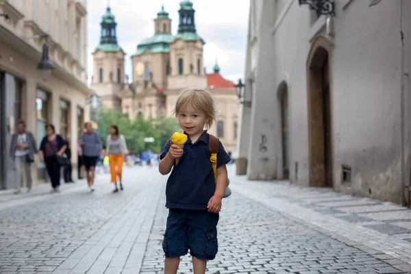 Bambino Carino Ragazzo Visita Praga Dopo Quarantena Covid Mangiare Gelato — Foto Stock