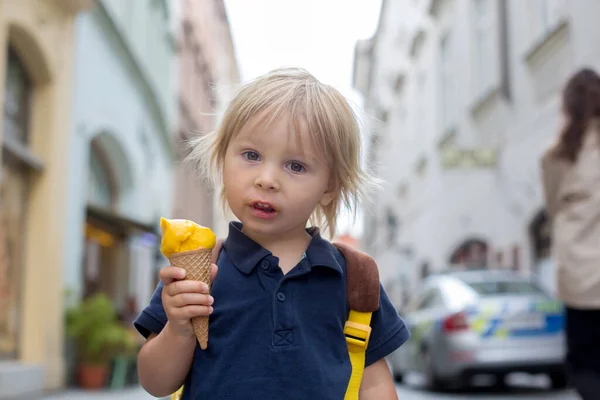 Aranyos Gyerek Fiú Prágába Megy Karantén Után Covid Jégkrémet Eszik — Stock Fotó
