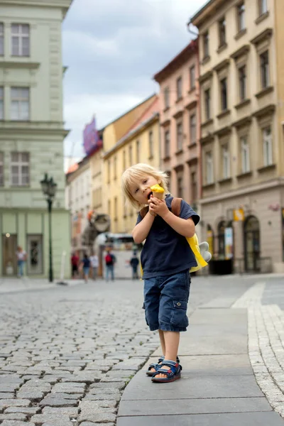 Criança Fofa Garoto Visitando Praga Após Quarentena Covid Comendo Sorvete — Fotografia de Stock