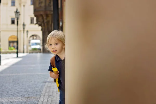 Милый Ребенок Мальчик Посещение Праги После Карантина Covid Мороженое Пустые — стоковое фото