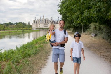 Fransa 'nın Loire Vadisi' ndeki Chambord Şatosu 'nda bir yaz günü yürüyen mutlu çocuklar.