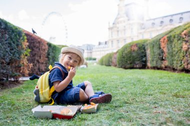 Çocuklu mutlu bir aile, yazın Paris 'i geziyorlar.