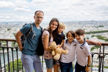 Çocuklu mutlu bir aile, yazın Paris 'i geziyorlar.