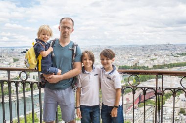 Çocuklu mutlu bir aile, yazın Paris 'i geziyorlar.