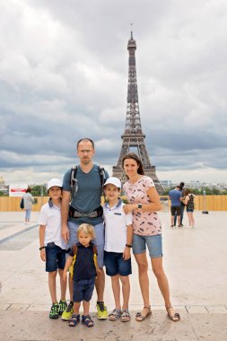 Çocuklu mutlu bir aile, yazın Paris 'i geziyorlar.