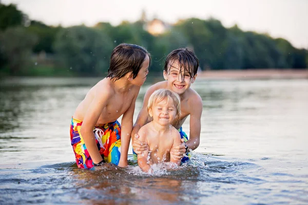 Hermoso Retrato Niños Lago Niños Jugando Juntos Verano Del Río — Foto de Stock