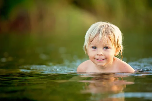 Belo Retrato Criança Lago Criança Brincando Água — Fotografia de Stock