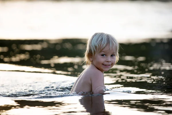 Hermoso Retrato Niño Lago Niño Jugando Agua — Foto de Stock