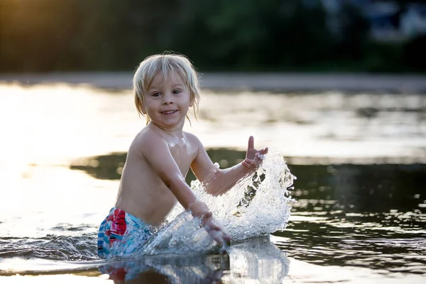 Hermoso Retrato Niño Lago Niño Jugando Agua — Foto de Stock