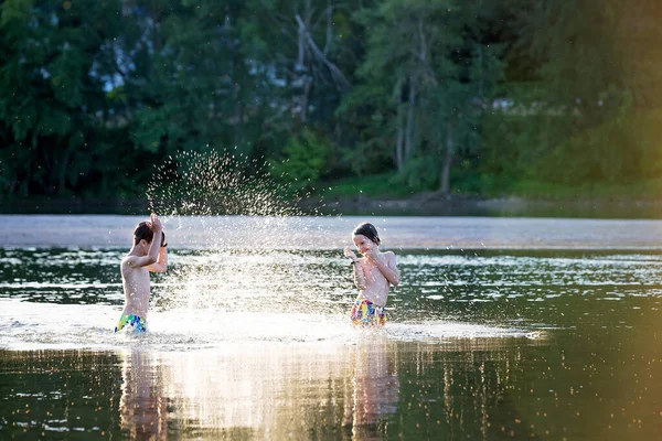Schöne Portraits Von Kindern See Kinder Spielen Wasser Bei Sonnenuntergang — Stockfoto
