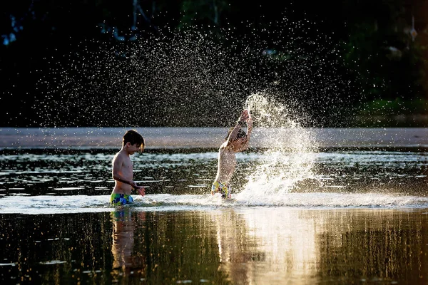 Beau Portrait Enfants Dans Lac Enfants Jouant Dans Eau Coucher — Photo