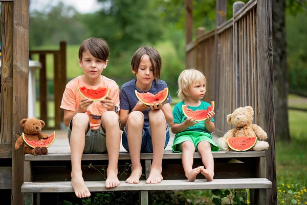 三个孩子 吃西瓜 夏天赤脚坐在楼梯上 — 图库照片