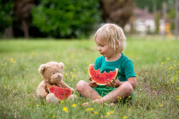 Niedliches Kleines Kleinkind Blonder Junge Isst Wassermelone Park Mit Einem — Stockfoto