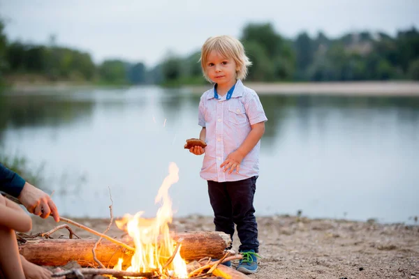 Család Piknik Tábortűz Este Közel Folyó Nyári — Stock Fotó