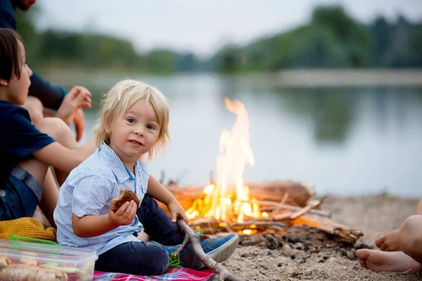 Familie Bei Picknick Und Lagerfeuer Abend Der Nähe Des Flusses — Stockfoto