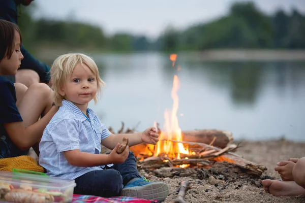 Familie Bei Picknick Und Lagerfeuer Abend Der Nähe Des Flusses — Stockfoto