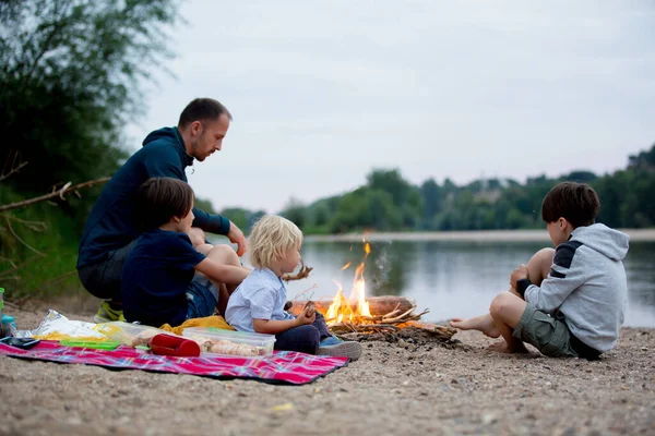 Familie Bei Picknick Und Lagerfeuer Abend Der Nähe Des Flusses — Stockfoto