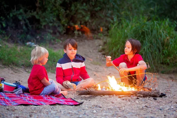 Familie Bei Picknick Und Lagerfeuer Abend Der Nähe Des Flusses — Stockfoto