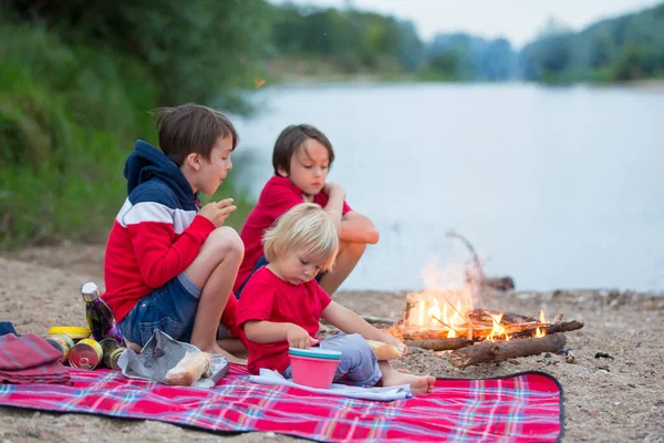 Familie Bei Picknick Und Lagerfeuer Abend Der Nähe Des Flusses — Stockfoto