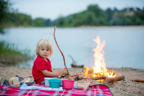 Család Piknik Tábortűz Este Közel Folyó Nyári — Stock Fotó