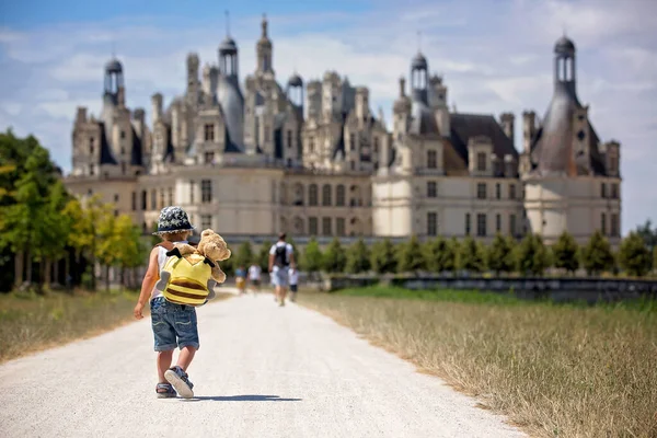 夏天的一天 快乐的孩子们在法国卢瓦尔山谷上的尚博尔德城堡里散步 — 图库照片
