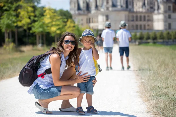 Matka Dzieci Spacerujące Terenie Zamku Chambord Dolinie Loary Francji Letni — Zdjęcie stockowe