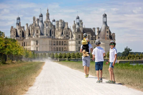 Pai Filhos Caminhando Nas Instalações Castelo Chambord Vale Loire França — Fotografia de Stock