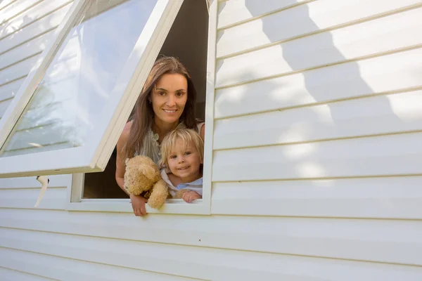 Moeder Kind Kijkend Door Het Raam Van Stacaravan Zomertijd — Stockfoto