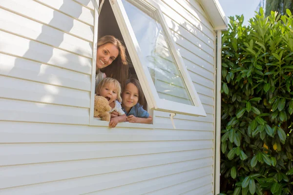 Moeder Kind Kijkend Door Het Raam Van Stacaravan Zomertijd — Stockfoto