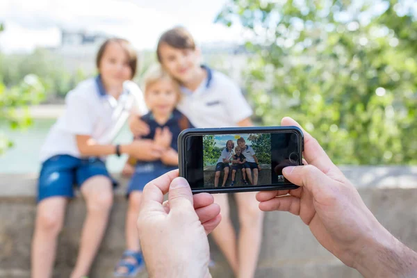 Filhos Felizes Irmãos Meninos Visitando Paris Durante Verão Pai Tirando — Fotografia de Stock