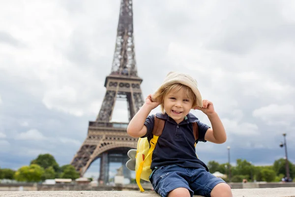 Felice Bambino Biondo Bambino Ragazzo Visita Parigi Durante Estate Piedi — Foto Stock