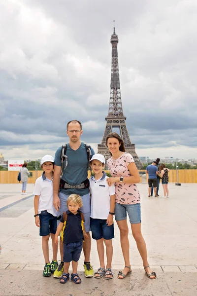Çocuklu Mutlu Bir Aile Yazın Paris Geziyorlar — Stok fotoğraf