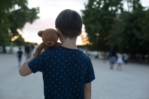 Niño Preadolescente Con Osito Peluche Visitando París Durante Verano —  Fotos de Stock