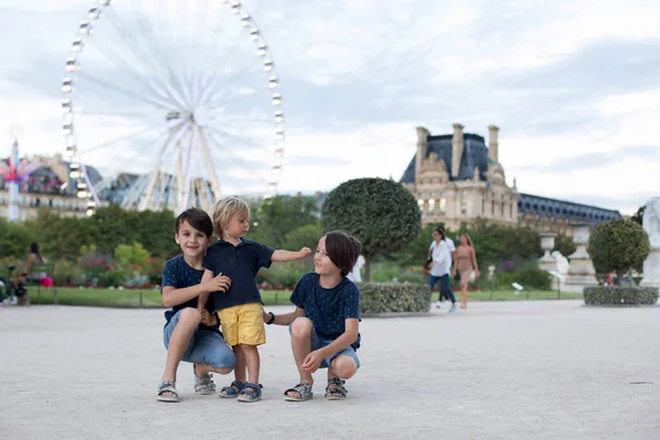 Mutlu Çocuklar Erkek Kardeşler Gün Batımında Paris Ziyaret Ediyorlar — Stok fotoğraf