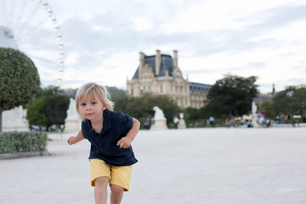 Malé Batole Dítě Blonďatý Chlapec Návštěva Paříže Létě — Stock fotografie