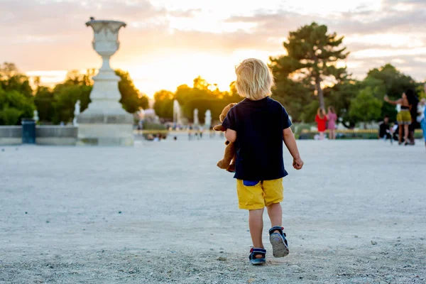 Petit Enfant Bas Âge Garçon Blond Visitant Paris Été — Photo