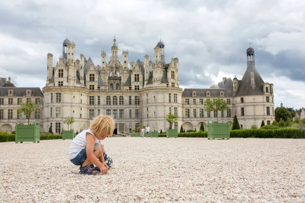 Vicces Kisbaba Szőke Gyerek Fiú Játszik Chambord Kastély Épületében Loire — Stock Fotó