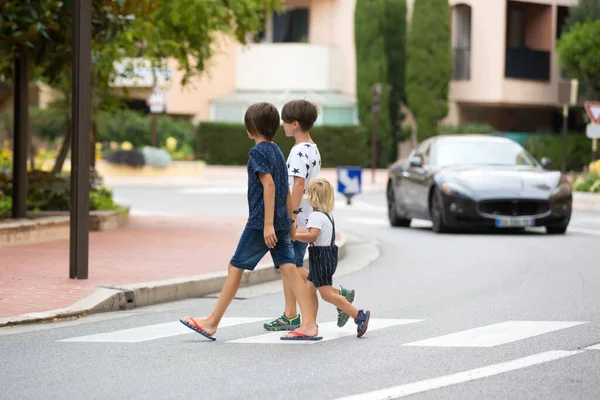 Niños Hermanos Varones Hermanos Tomados Mano Cruzando Paso Calle Verano — Foto de Stock