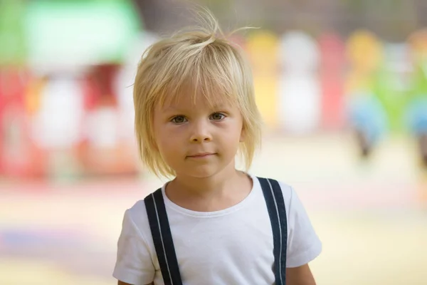 Lief Peuter Kind Jongen Spelen Speelplaats Zomertijd — Stockfoto