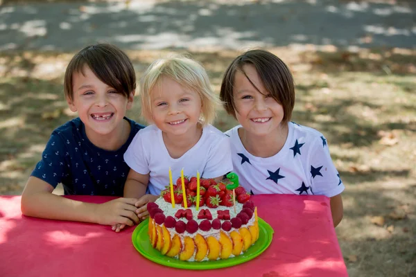 Söt Liten Blond Pojke Firar Sin Tredje Födelsedag Park Utomhus — Stockfoto