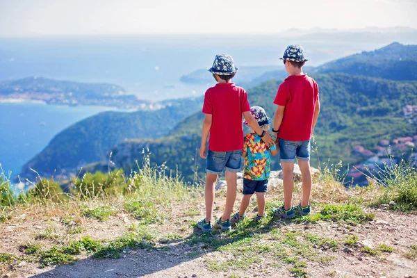 孩子们 孩子们 从山顶上看法国里维拉的景色 — 图库照片