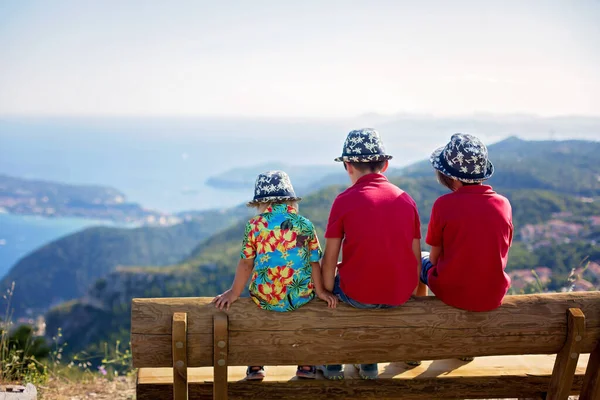 孩子们 孩子们 从山顶上看法国里维拉的景色 — 图库照片