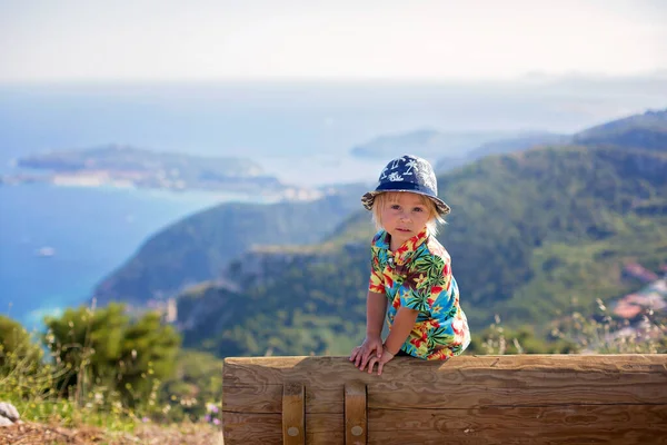 Bambino Bambino Che Guarda Vista Della Costa Azzurra Dalla Cima — Foto Stock