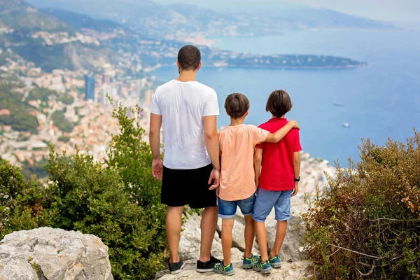Family Looking View Monaco Turbie Standing Top Rocks — Stock Photo, Image