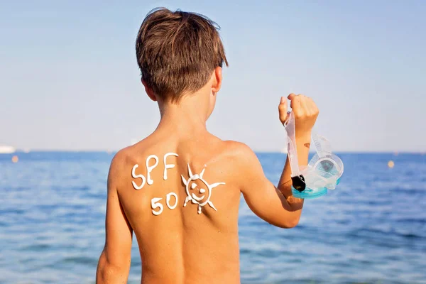 Criança Menino Pré Adolescente Com Creme Proteção Solar Suas Costas — Fotografia de Stock