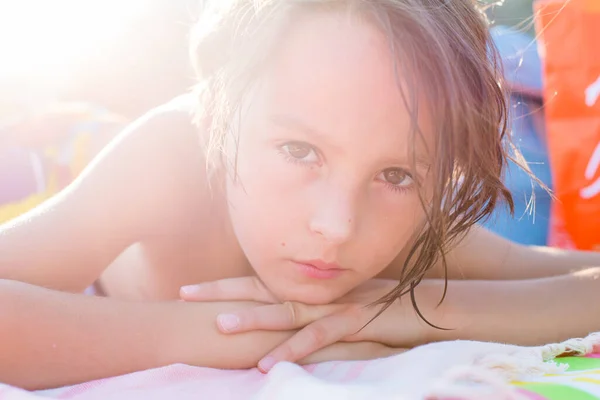 Lief Kind Kleine Jongen Liggend Het Strand Frankrijk Bij Zonsondergang — Stockfoto