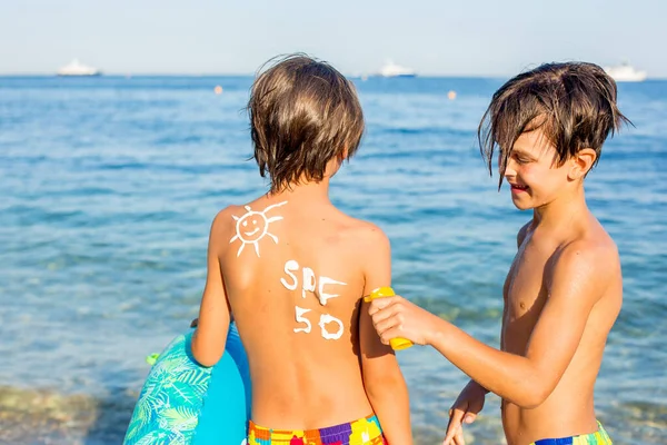 Child Preteen Boy Sun Protection Cream His Back Beach Holding — Stock Photo, Image